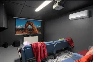 Secluded Gem w-Movie Theater Near Soccer Stadium - 西乔丹