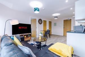 Modern Comfort - 1 Bedroom Apartment - Free Parking, Transit links, Close to Stadiums