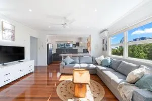 'Highview' Queensland Coastal Charm steps from Beach - Urangan