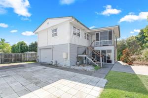 Highview Queensland Coastal Charm steps from Beach