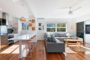 Highview Queensland Coastal Charm steps from Beach
