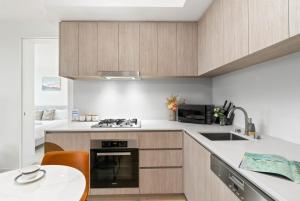 NEW Skyline View Luxury Apt Homey Heart of ADL