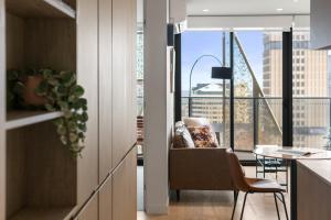 NEW Skyline View Luxury Apt Homey Heart of ADL