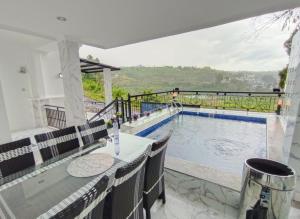 Villa puncak bogor 3 Kamar Tidur at kota bunga - Privat pool dan marble konsep