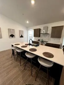 Luxurious 2BR 2BA Modern Getaway - Taft