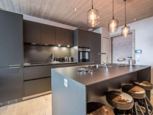 Courchevel 1550 - 5 pers, centre, parking, Wi-Fi - FR-1-631-199