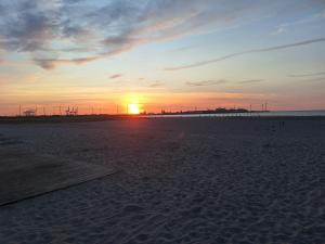 zonnig vernieuwd penthouse dicht bij het strand