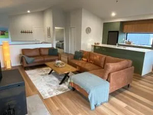 Jindabyne House 2, Modern 3 bedroom home, lake & mountain views with fireplace - Coolamatong