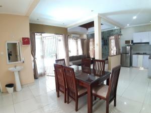 Villa kota bunga di puncak bogor ada kolam pribadi