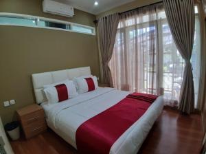 Villa kota bunga di puncak bogor ada kolam pribadi