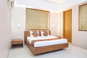 FabHotel Classic Executive - Nr Sasvad Road Railway Station