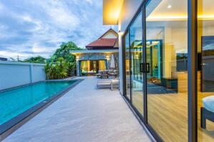 3BR Brand New Luxury Villa Large Pool Rawai #v105