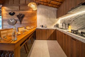 Kayu Retreat - Traditional luxe in calm area of Ubud