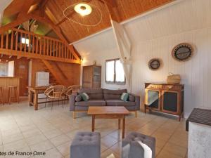 Maisons de vacances Chalet tout confort en lisiere de foret avec cheminee, terrasse et acces direct a un etang de peche - FR-1-497-213 : photos des chambres