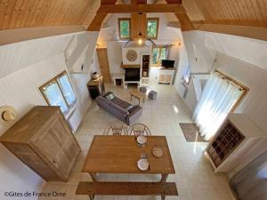 Maisons de vacances Chalet tout confort en lisiere de foret avec cheminee, terrasse et acces direct a un etang de peche - FR-1-497-213 : photos des chambres
