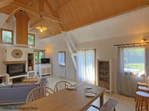 Chalet en bois cosy en forêt, idéal pour couple - FR-1-497-213