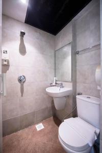 Phòng Hai Giường Đơn Loại Sang (Deluxe Twin Room)