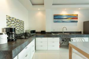 4 private modern Apartments SeaView Sleeps 16 v104