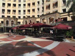 Spacious Rustic Condo in Resorts World across NAIA 3