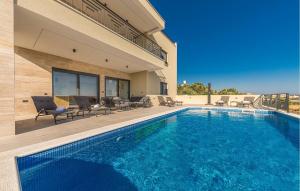 Cozy Home In Kastel Luksic With Wifi