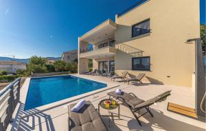 Cozy Home In Kastel Luksic With Wifi