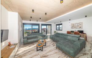 Cozy Home In Kastel Luksic With Wifi