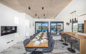 Cozy Home In Kastel Luksic With Wifi