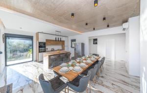 Cozy Home In Kastel Luksic With Wifi