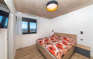 Cozy Home In Kastel Luksic With Wifi