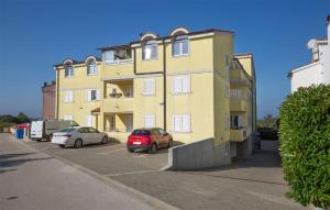 Amazing Apartment In Stinjan With Wifi