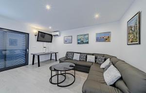 Stunning Home In Duba Stonska With Wifi 