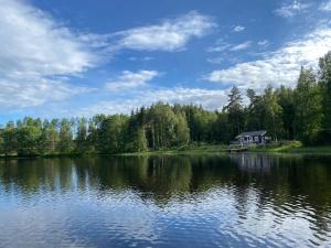 Stuga med strandtomt i Smålands natursköna miljö