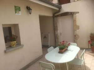 Gîte Chaleureux et Confortable au Cœur de Dun-sur-Auron avec Cour Close et Garage - FR-1-586-45 - Charly