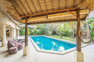 Tropical 3BR villa in the heart of Seminyak