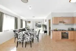Bexley North Entire 2 Storey House 4 or 5 BR 11 Beds 5 mns walk to Train Station and Close to Airport , Sydney CBD - Рокдейл