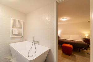 Panorama Lake and Garden by Wonderful Italy