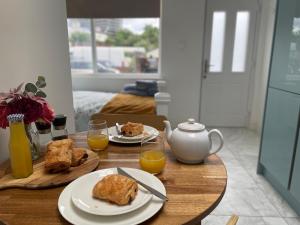 Sunny Studio with Parking and Private Entrance