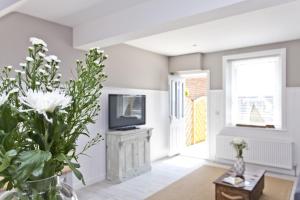 COASTGUARD COTTAGES by BOURNECOAST - A Charming Victorian Holiday Home with SEA VIEWS, HOT TUB and Garden - HB6098