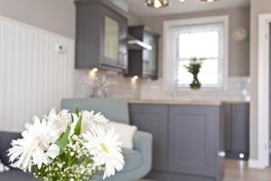 COASTGUARD COTTAGES by BOURNECOAST - A Charming Victorian Holiday Home with SEA VIEWS, HOT TUB and Garden - HB6098