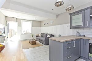 COASTGUARD COTTAGES by BOURNECOAST - A Charming Victorian Holiday Home with SEA VIEWS, HOT TUB and Garden - HB6098