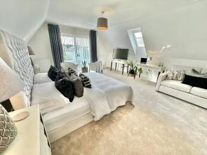 Sea Breeze - Luxury Four Bedroom Home With Garden - Poole - Walking Distance to Seafront