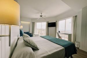 Junior Suite with Sea View (2 Adults + 1 Child) room in Hotel Pinos Playa