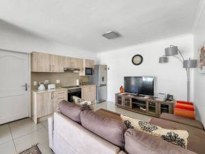 Family fun-sea,sand,surf convenience-pool, balcony