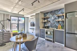 Secure, Central, Worker Bees luxury pad with pool