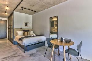 Secure, Central, Worker Bees luxury pad with pool