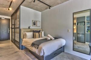 Secure, Central, Worker Bees luxury pad with pool