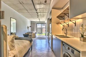 Secure, Central, Worker Bees luxury pad with pool