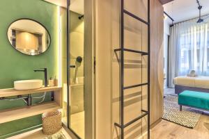 Luxurious Designer Gem located at The Harri