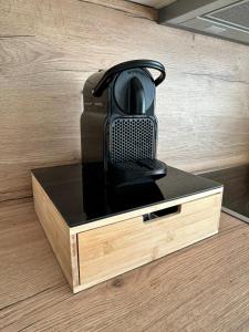 Großes Apartment mit Küche, Dusche, Badewanne, Balkon, Parkplatz vor dem Haus, ruhig gelegen, ADA4