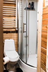 Myśliwska chata na skraju lasu